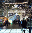 フランス風のかわいい小屋(シャレー)が
建ちならぶ、クリスマスマーケット。
広場全体がおとぎ話の世界である。
(撮影:滝アヤ、12月12日、東京・千代田区)