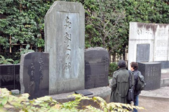 浅草『新奥山』には、20数個の塚・碑がある。
かつては国民的な喜劇人、役者、無声映画の
弁士たちの活躍を記録し、残している。
(撮影=穂高健一、1月10日、浅草寺・新奥山)
