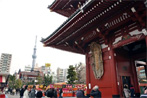入母屋造の二重門の宝蔵門には、巨大なわらじが
つり下げられている。東京スカイツリーと妙に
調和している。(撮影=穂高健一、1月10日、
東京・浅草寺)ニハ、である。